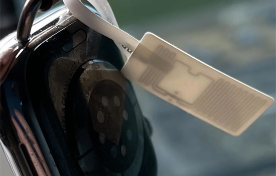 apple-watch-with-rfid-tag