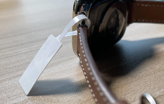 RFID-tag-Closeup-Apple-Watch